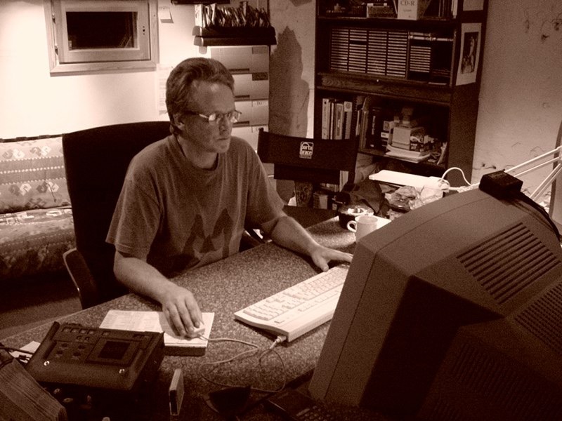 Hessu Innanen äänileikkaa ProTools 4:llä vuonna 1999